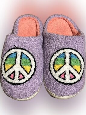 Two Left Feet” Fuzzy Peace Sign Slippers M/L 7-8